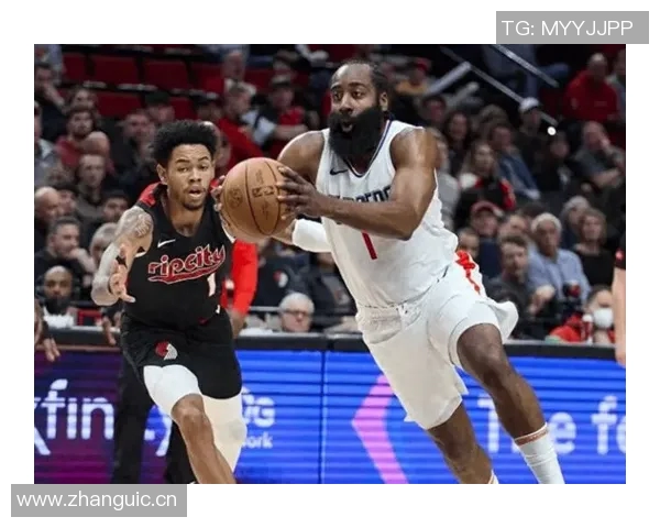 哈登半场表现低迷仅得1分却送出10次助攻展现团队精神