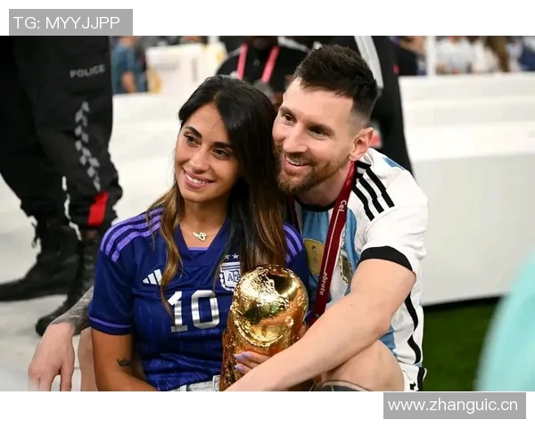 安东内拉社媒分享与梅西甜蜜合影为国家队加油助威