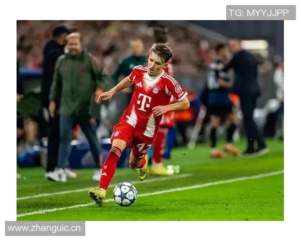 拜仁派球探考察费耶诺德19岁右后卫雷德引发关注