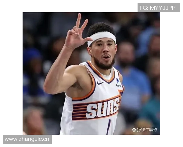 布克专注提升低位背身单打技巧关键时刻展现个人能力 布克专注提升低位背身单打技巧关键时刻展现个人能力