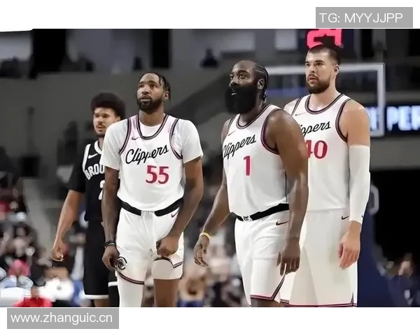 哈登谈球队配合训练称赞祖巴茨与科林斯的默契与随机应变能力