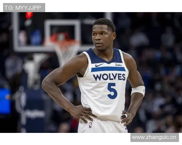 爱德华兹华丽突破拉杆换手上篮精彩得分引爆全场激情