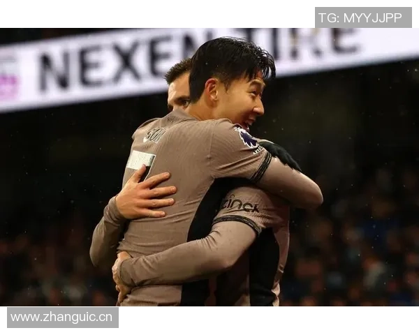 基恩与卡拉格在播客节目中巧遇撞衫引发笑料一脸懵的瞬间