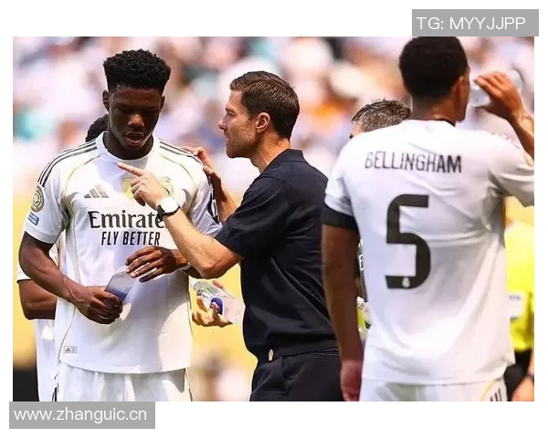 皇马更衣室团结一心共同抵御外界干扰与压力